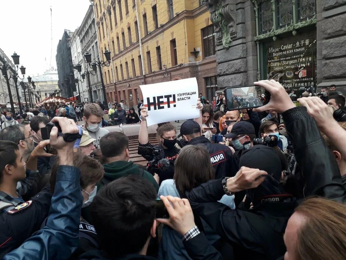 Митинги в петербурге сегодня. Митинг в Питере. Протесты в Питере. Митинг со спины. Митинг против войны с Украиной СПБ.