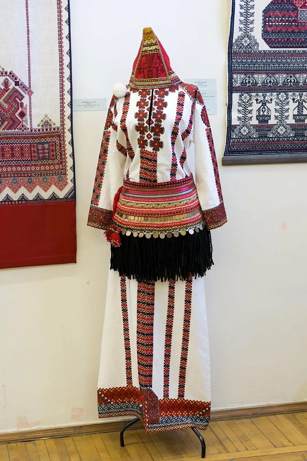 мордовский национальный костюм женский эрзя. мордовский национальный костюм эрзянки. мордовский национальный костюм мордва мужской. мордовские национальные костюмы мокшанские. мордва мокша.