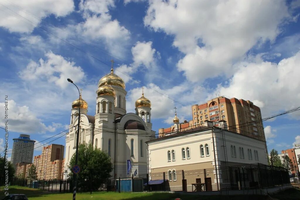 Храм всех святых просиявших в черемушках. Храм в земле российской просиявших в черёмушках. храм всех святых новые черемушки. храм в черемушки царском селе в москве. фото храм на новых черемушках.