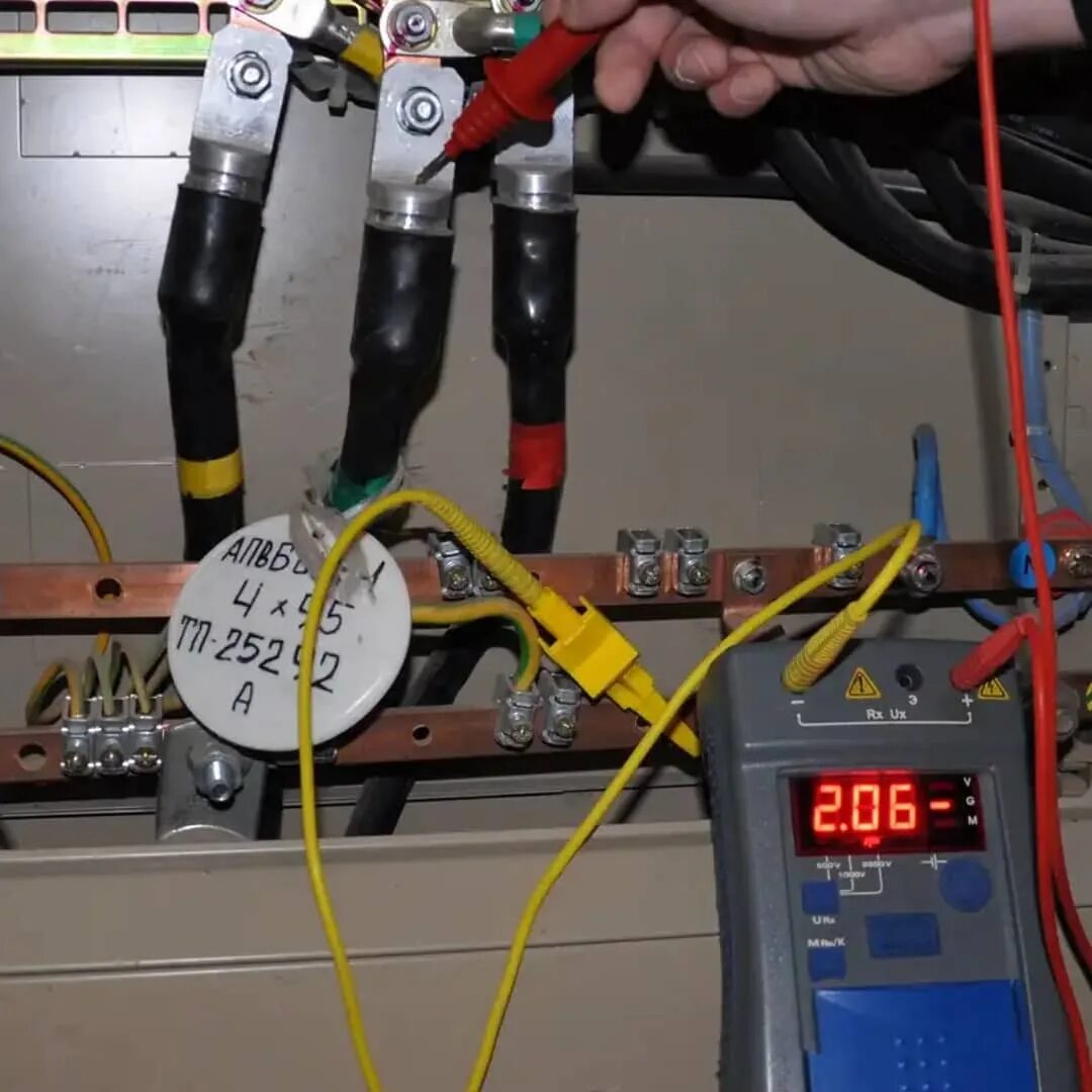испытание изолированного. испытание изолированного. измеритель сопротивления изоляции 1507. измерение сопротивления изоляции мегаомметром. ручной диэлектрический инструмент до 1000в испытания.
