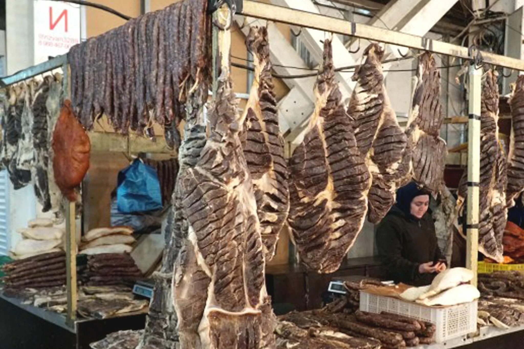 Мясо из дагестана. Сушеная баранина по дагестански. Дагестанская вяленая колбаса. Дагестанская сыровяленая колбаса. Сушеное мясо из дагестана.