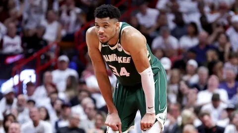 NBA: Giannis Antetokounmpo leaves game with knee injury.