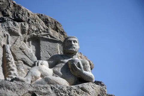 Статуи высеченные в скале