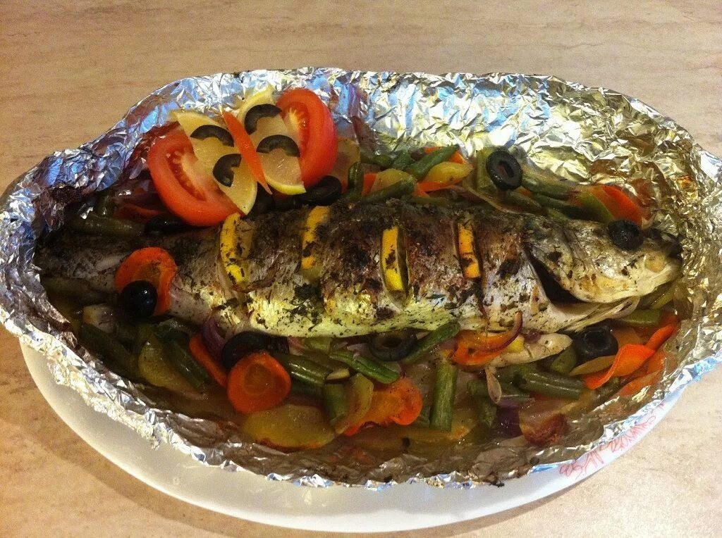 Рыба запеч с овощами. Сибас. Сибас с овощами в фольге. Сибас в духовке. Сибас рыба в духовке.