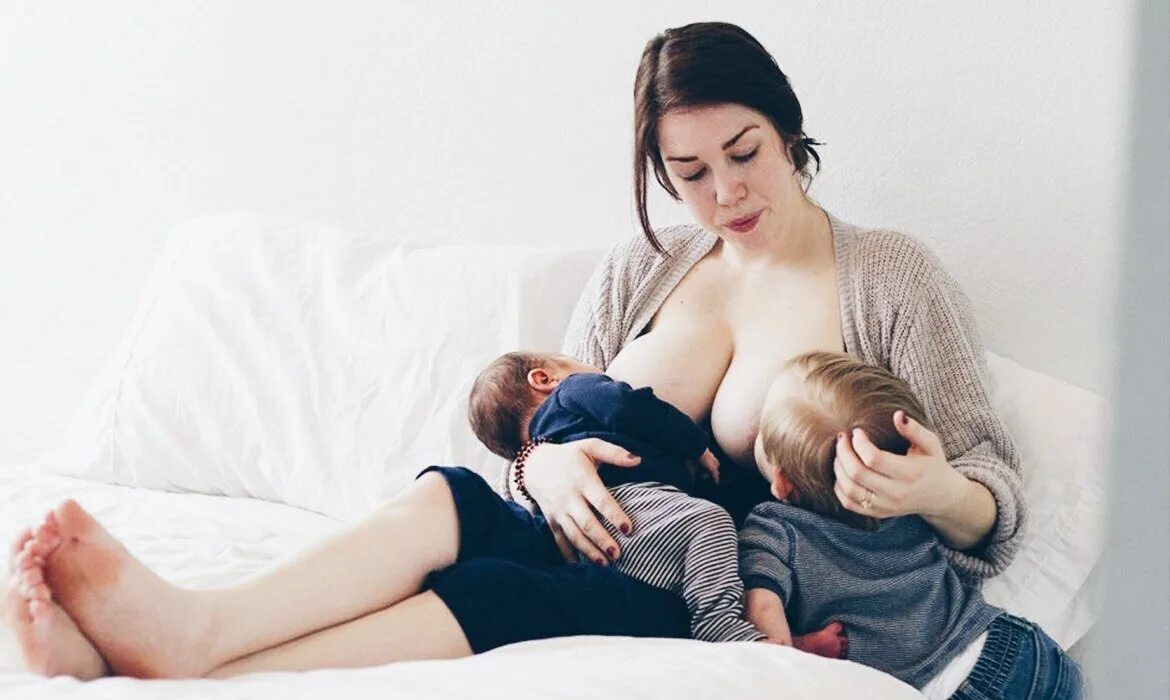 Русская титя. Парамеева Breastfeeding. Кормление грудью. Кормление грудью фотосессия. Молодые мамы с грудными детьми.