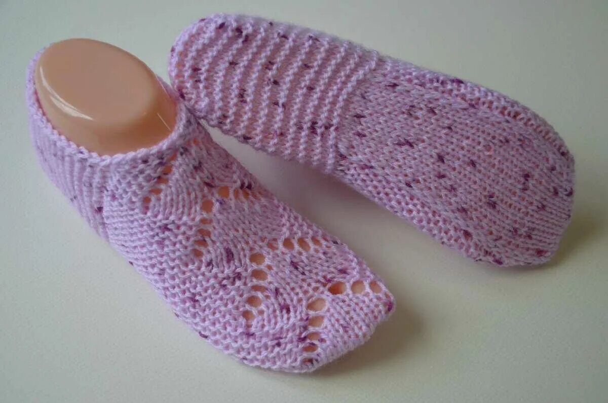 Следки марины курцевой. Следки натальи калиновской. Тапочки на двух спицах. Тапочки следки с мариной курцевой. Женские тапочки спицами без швов.