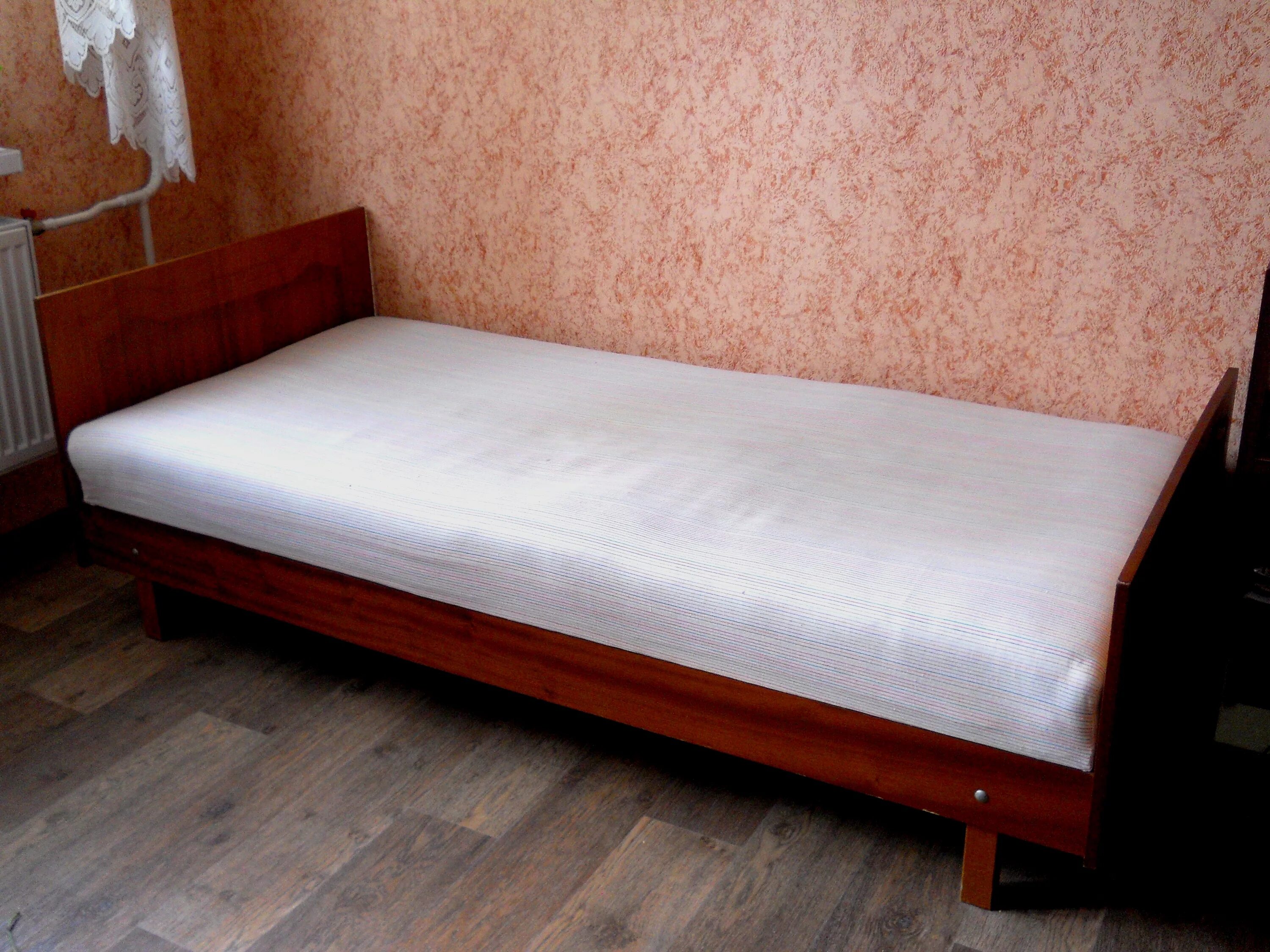 Куплю односпальную кровать б у. Кровать односпальная Советская. Советская двуспальная кровать. Советская кровать деревянная. Кровать 1.5 спальная с матрасом.