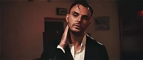 Read to go hurts. Тео хатчкрафт. hurts солист. тео хатчкрафт 2025. тео хертс с длинными волосами.