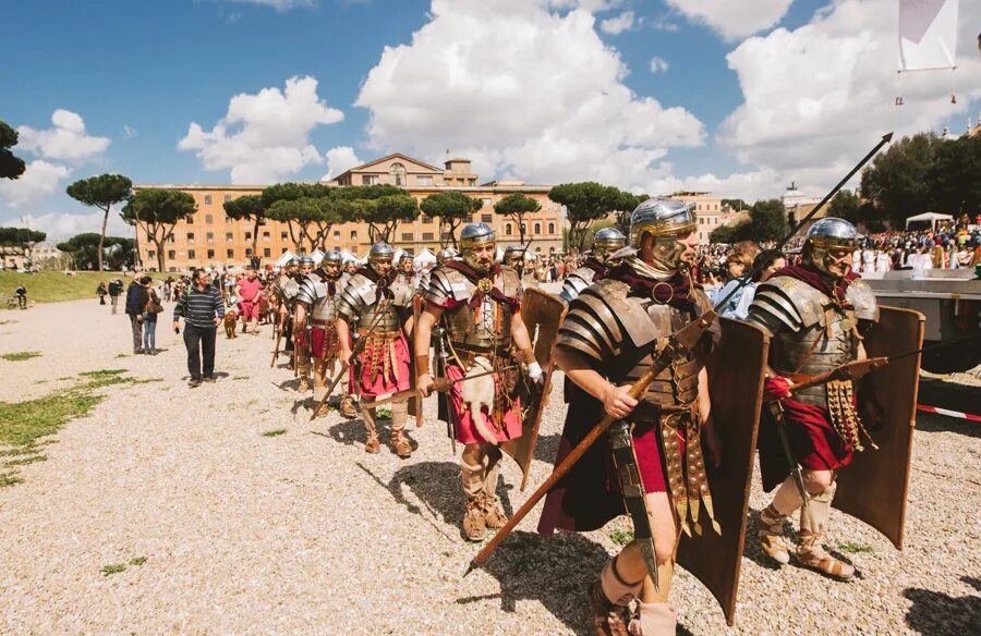 Римский фестиваль. Римские праздники. День основания Рима праздник. С днём рождения город Рим.
