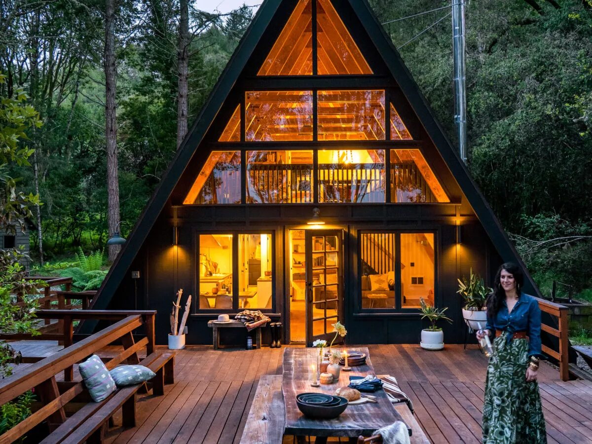 а фрейм домики снять. тини хаус треугольник. дом шалаш а фрейм проект. A frame house эндрю геллер. а фрейм дом фасад.