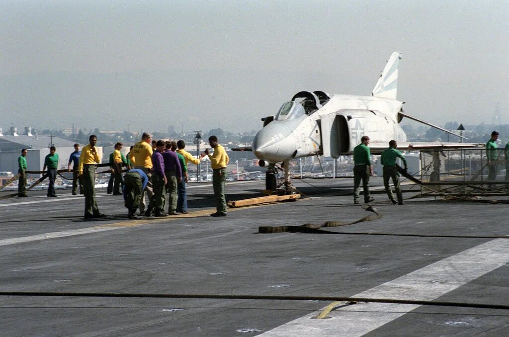 Инцидент с авианосцем. Адмирал кузнецов упал самолет. Паровая катапульта на авианосце. Пожар на авианосце форрестол. Орудия авианосца.