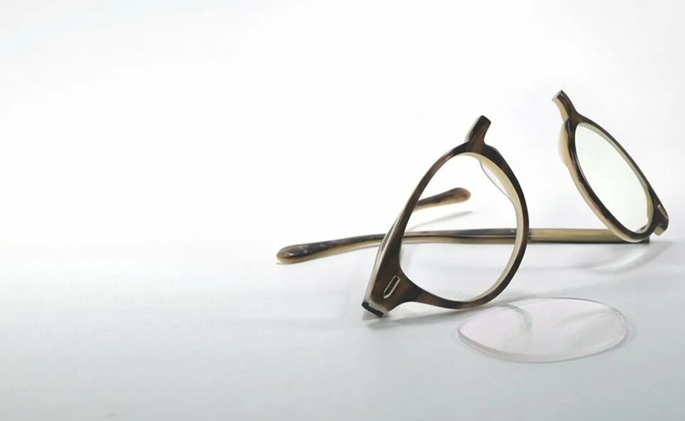 Repair glasses. Сломанные очки. Сломанные пластиковые очки. Сломанная оправа очков. Треснутые очки.