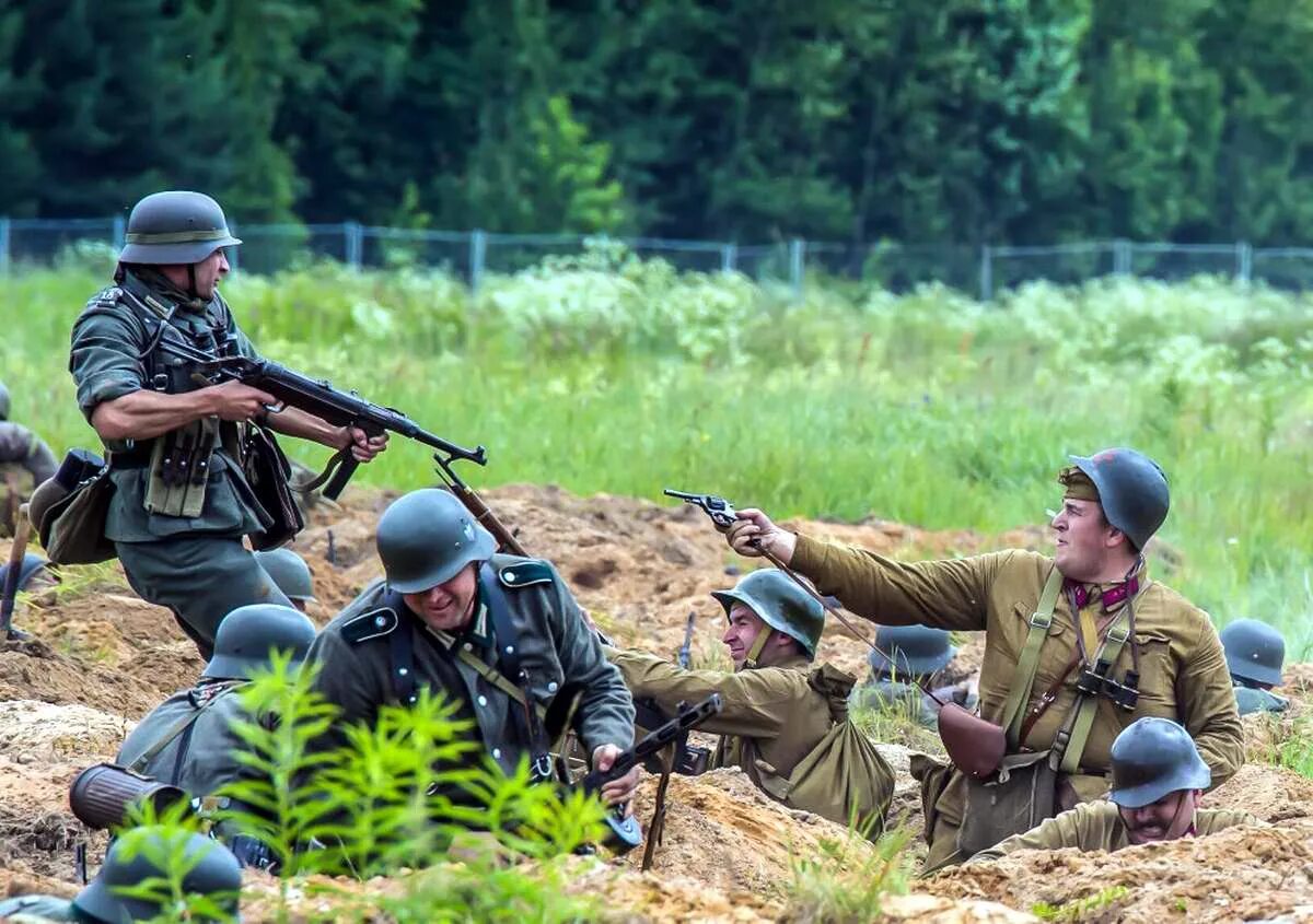 Нападение солдата. Солдаты вермахта 22 июня 1941. Вермахт 22 июня. Солдаты вермахта июнь 1941. Реконструкция второй мировой.