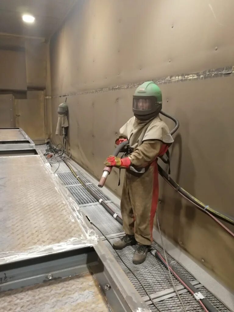 пескоструйная дробеструйная камера. дробеструйная очистка металла. дробеструйная обработка листового металла. песка строй очистки метал. пескоструйный цех.