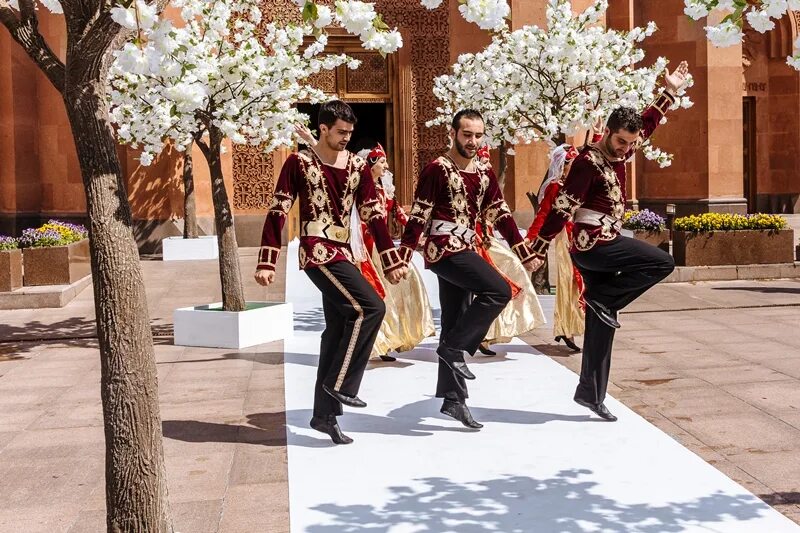 5 праздников армении. 5 праздников армении. Бун барекендан. Трндез украшение. Праздники армянского народа.