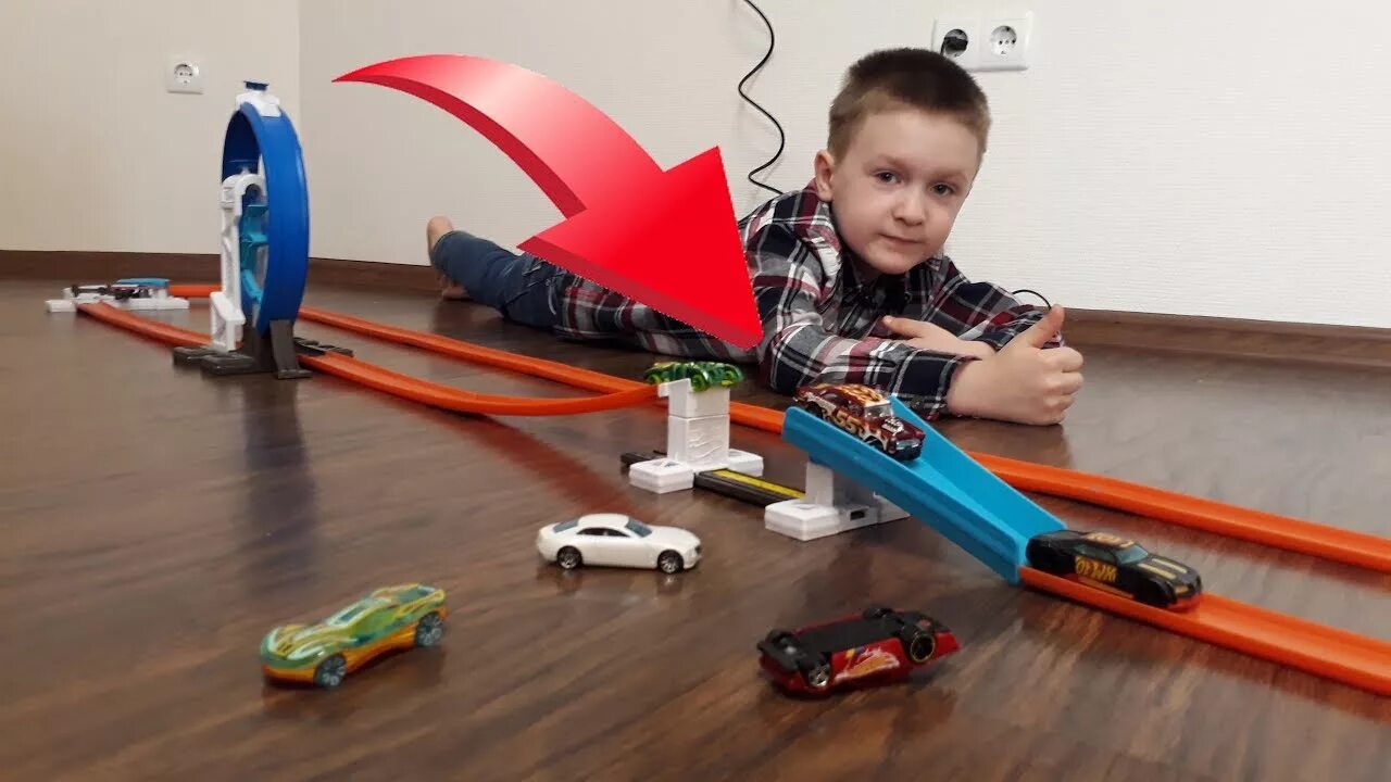 Детский трек для хот вилс. Хот вилс трасса с 2 петлями. Hot wheels трек большой, hw03. Трасса для машинок хот вилс. Хот вилс трек билдер.
