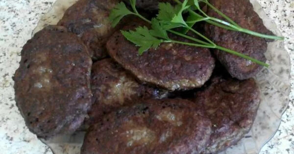 Печеночники из говяжьей печени. Печёночный котлеты в гриле. Печёночные котлеты в магните. Печеночные оладьи. Котлеты из печени говяжьей рецепт пошагово печеночные.