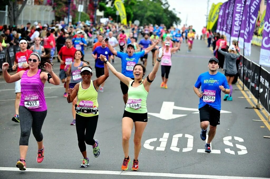 Марафонцы девушки. Забег девчонок. Марафон сонграйтер. Marathon Race.