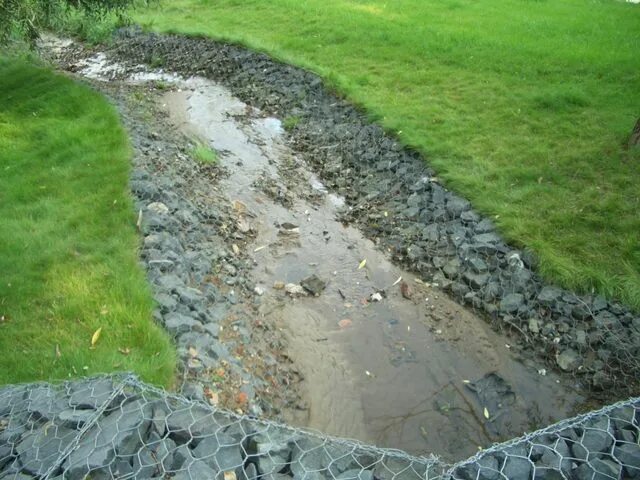 Дренажная канава на участке. Сухой ручей в ландшафтном дизайне. Обустройство дренажной канавы. Рокарий овраг. Ручьи канавы.