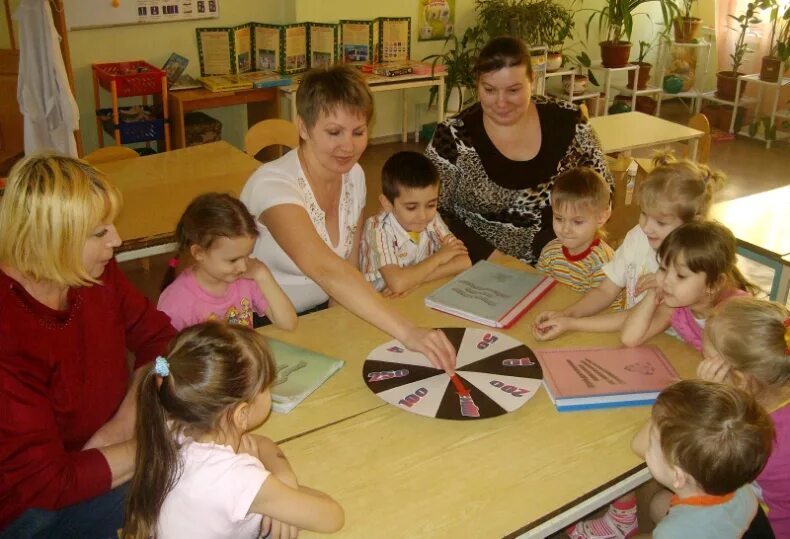 Провели викторину игру. Круглый стол в ДОУ С родителями. Проведение занятий в детском саду. Родители и дети в ДОУ. Дети с родителями в детском саду.