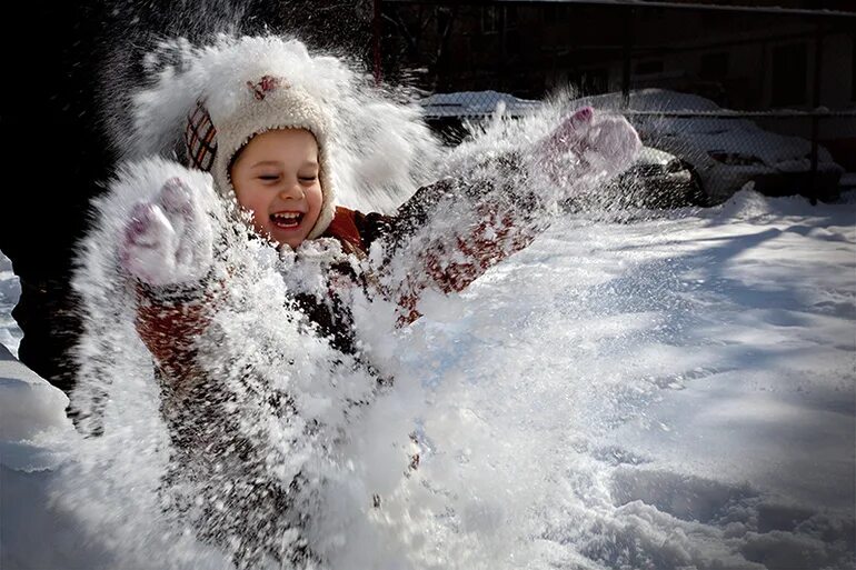 Т б снежная. Дети в снегу. Дети зимой. Дети радуются снегу. Радость зимой.