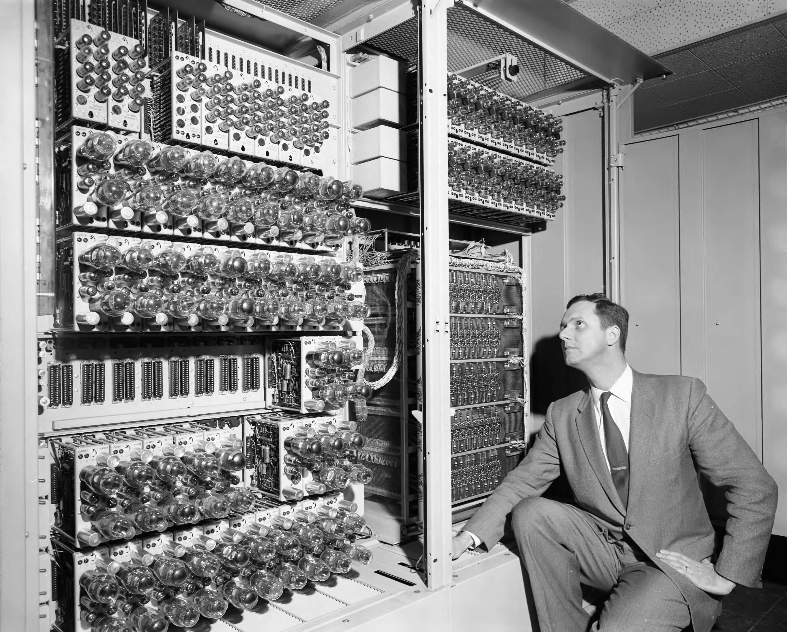 Следующий компьютер. Мэйнфрейме EDSAC. ЭВМ Эдсак. EDSAC (1949 год). ЭВМ EDSAC, 1949 Г.