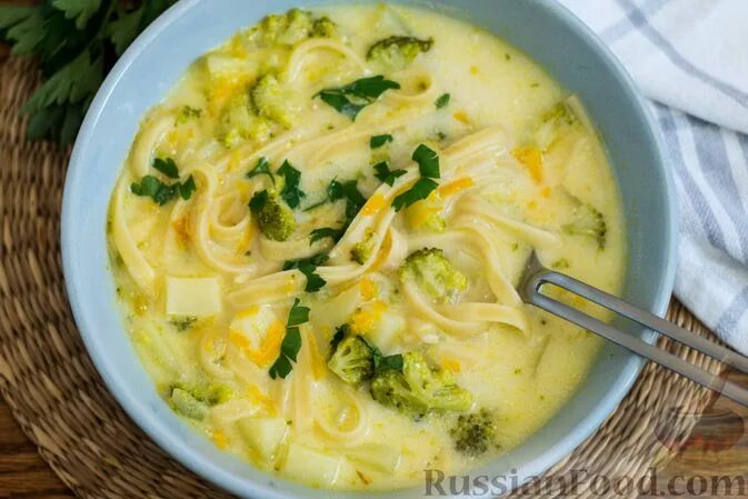 Суп с плавленным сыром и брокколи рецепт. Сырный суп с лапшой и брокколи. сырный суп с лапшой. сырный суп с лапшой и ветчиной.