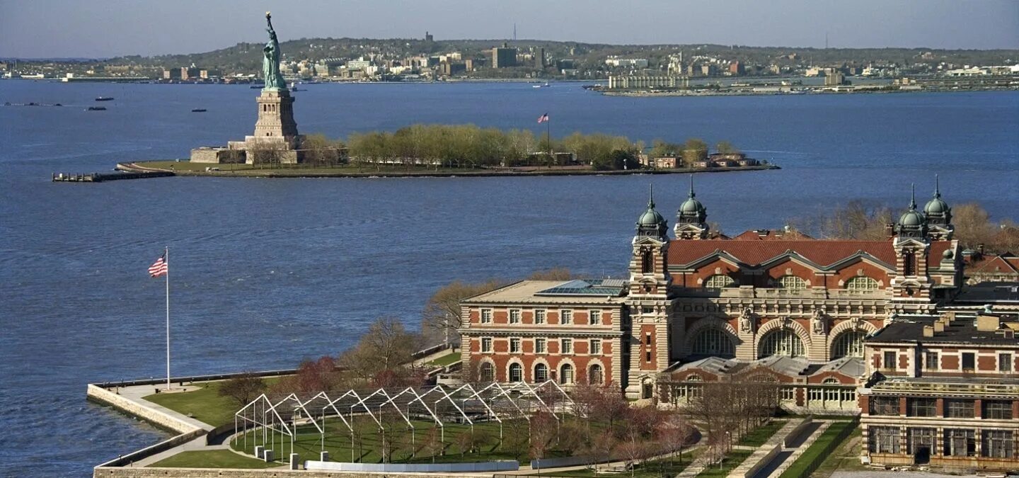 Ellis island. Эллис Айленд в Нью-Йорке. Остров Эллис музей. Музей иммиграции на острове Эллис. Эллис Айленд картинки.