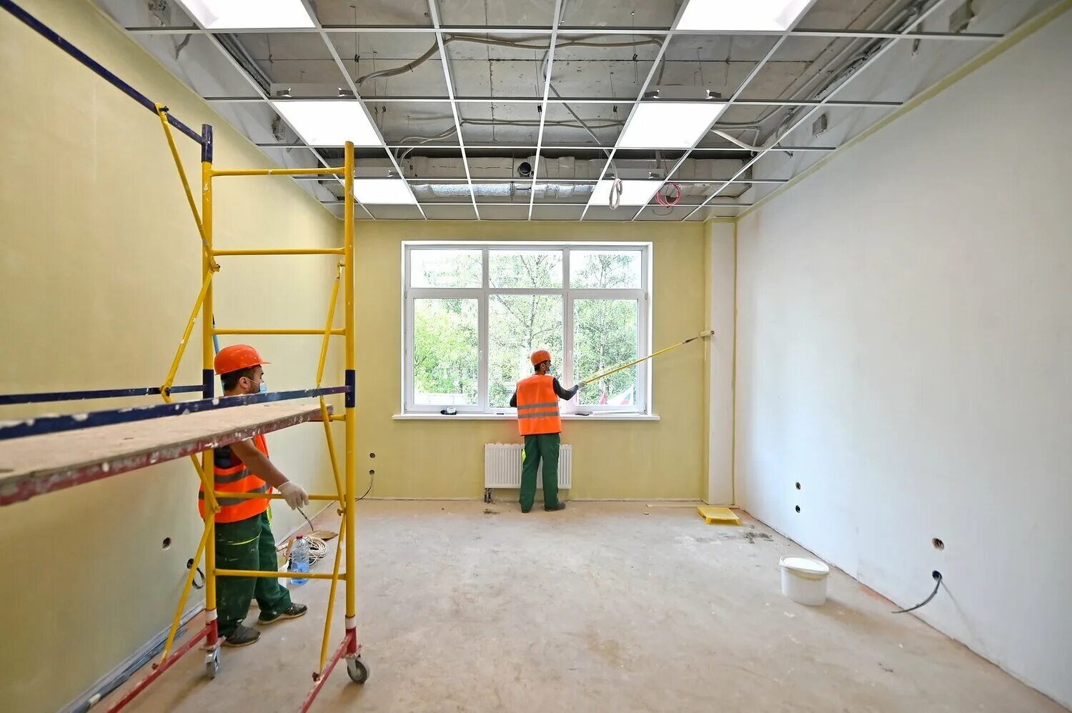 Ремонт помещений определение. Ремонт офиса процесс. Отделочные работы. Капремонт помещений. Стройка отделка.