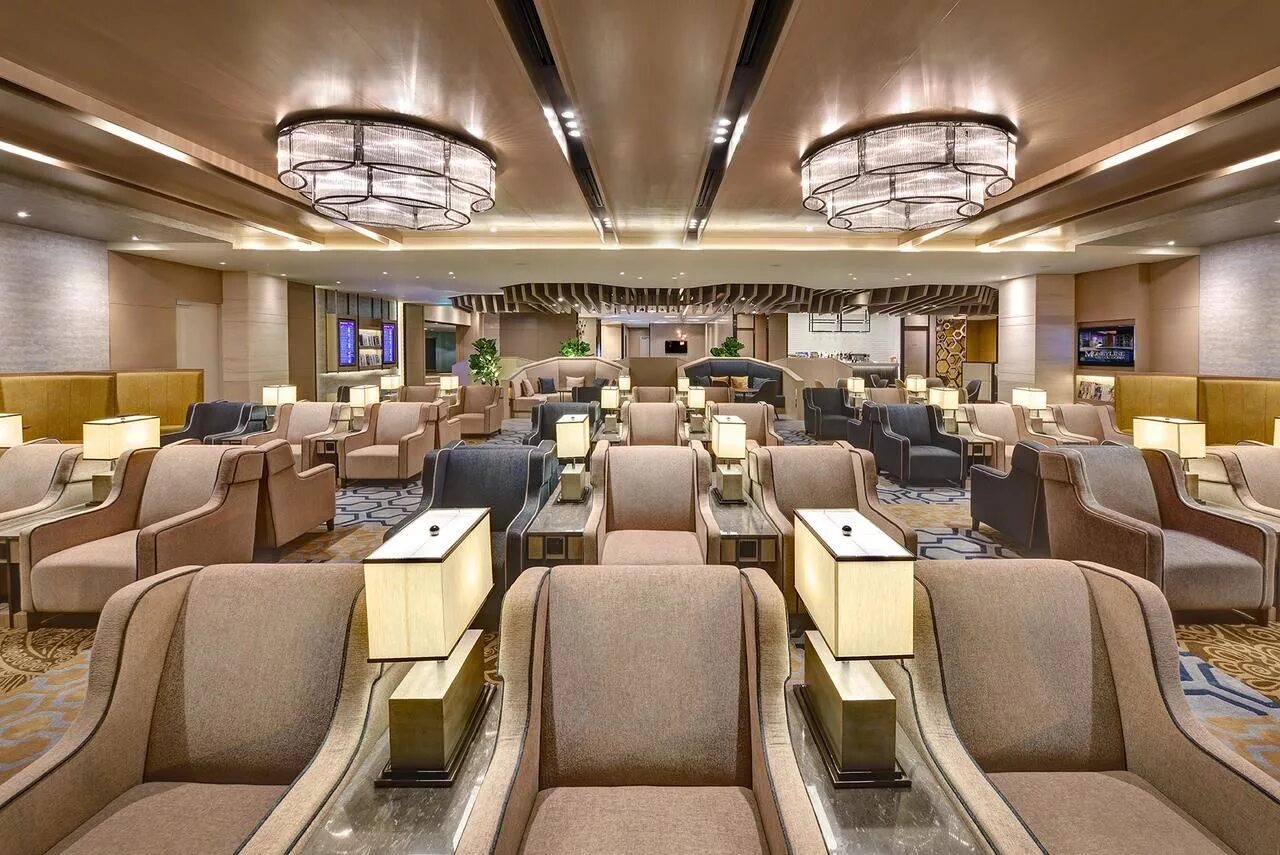 Бизнес зал иркутск аэропорт. Вип зал в аэропорту. Plaza premium lounge. Лаунж зона в аэропорту. Зал premium lounge garden plaza.