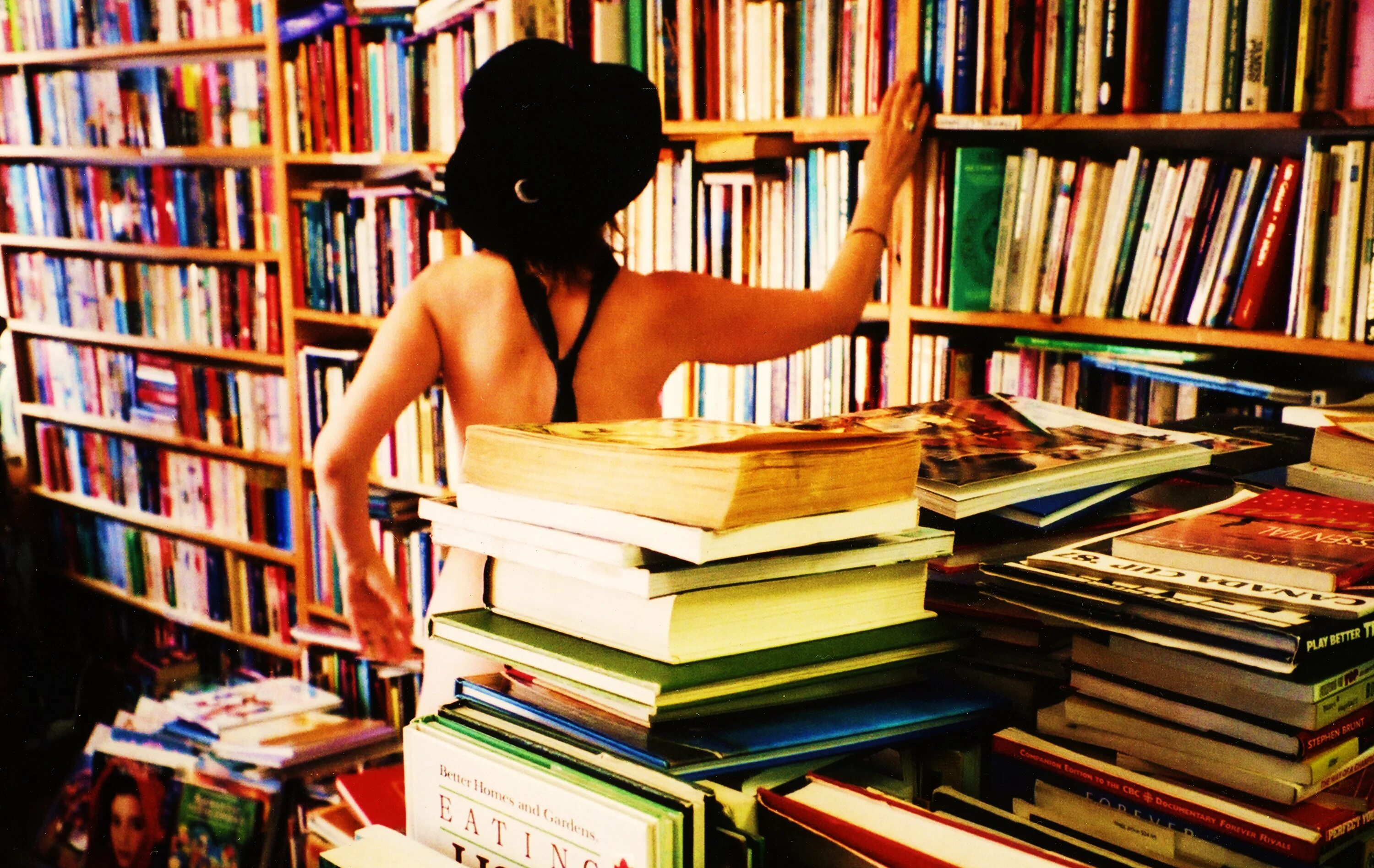 She a lot of books. Любитель книг. Книги горизонтально. Книжные секреты. Торговля книгами.