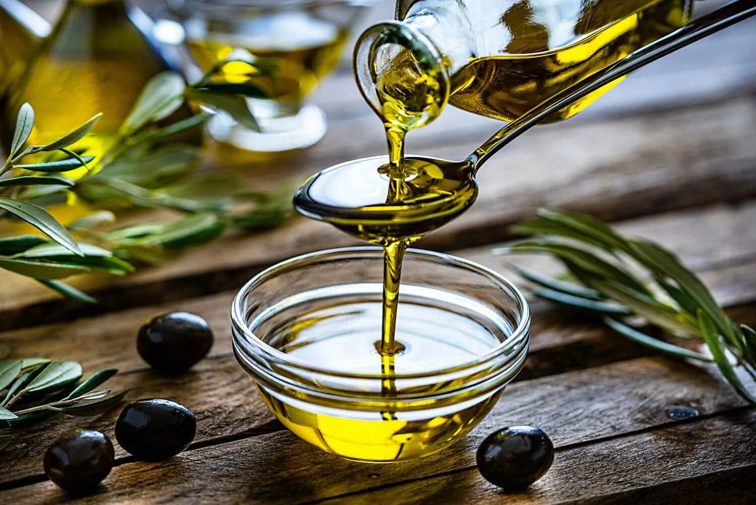 Растительные масла цвет. Olive Oil масло оливковое. Олив Ойл масло оливковое. Масло с оливковым маслом. Оливки и оливковое масло.