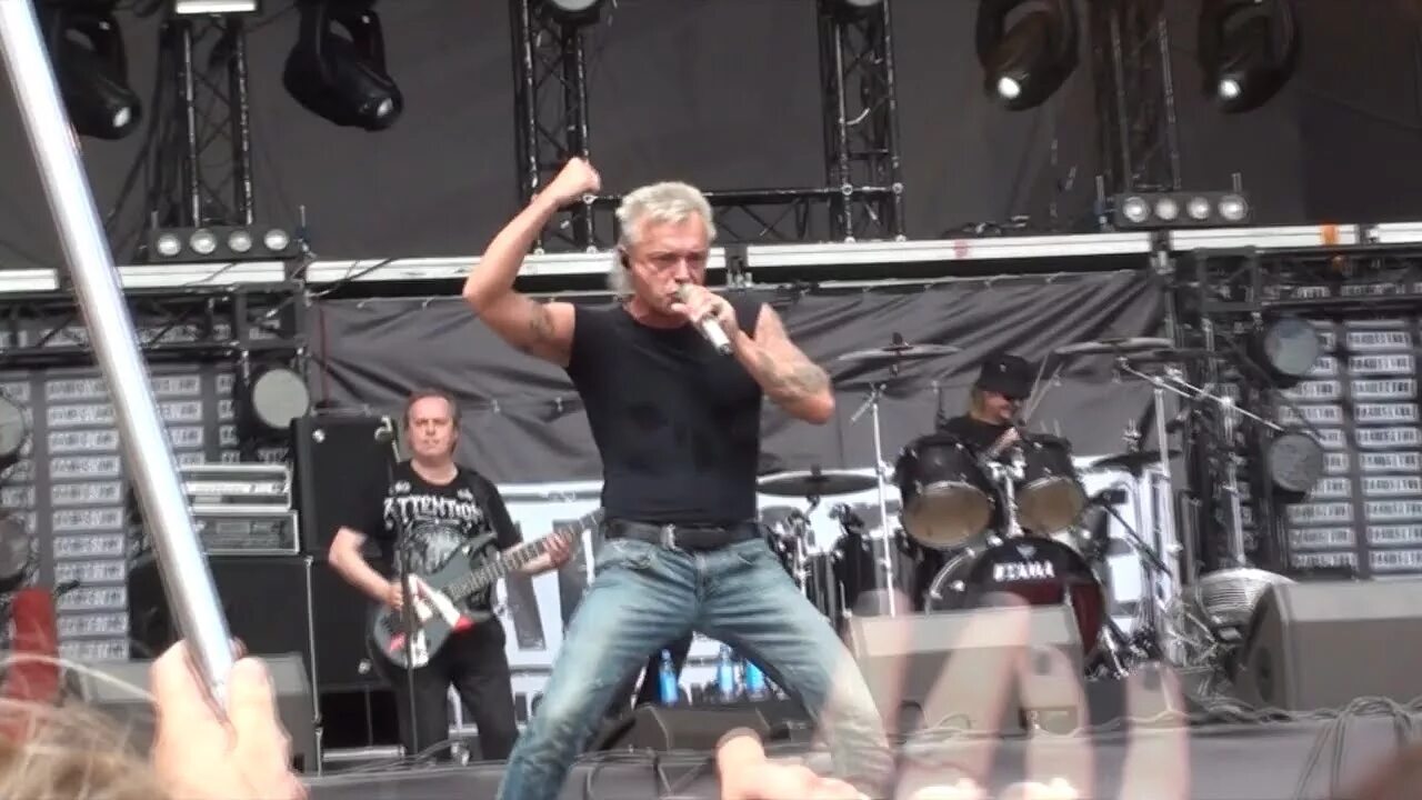 Алиса движение вспять. Тотальный рэп алиса жанр. Алиса включи рэп. Андрей шаталин гитарист алиса. 07.