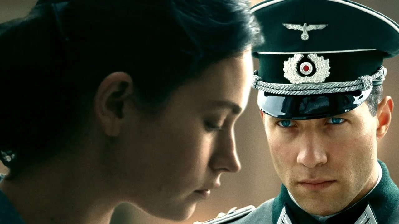 Офицер заставляет. Немецкий офицер влюбился в служанку еврейку.