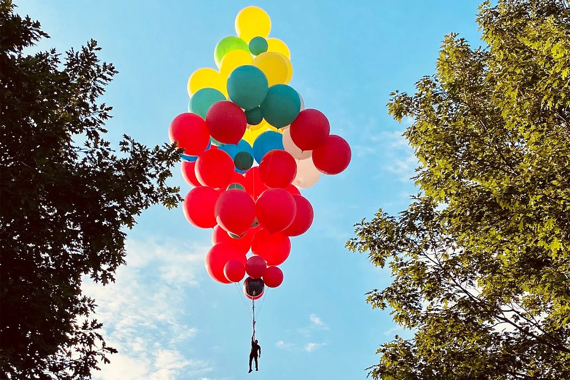 Шарики воздушные считать. Дэвид Блейн на воздушных шарах. Воздушный шарик. Летающие воздушные шары. Полет на шариках.