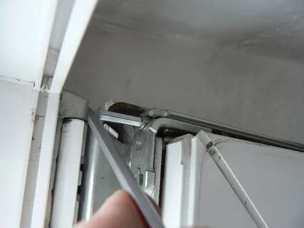Дует из пластикового окна не прижимается
