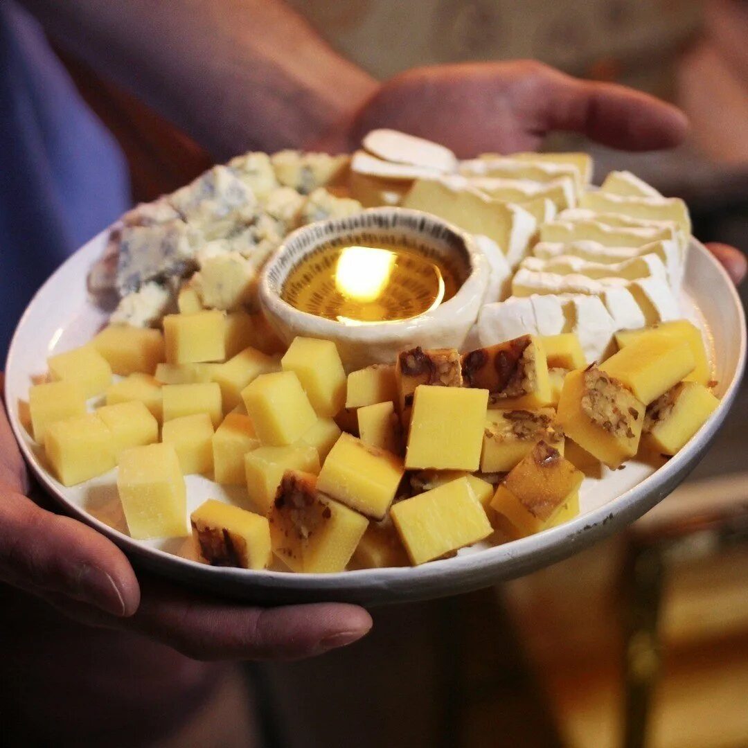 Сыр с медом купить. Сырная тарелка. Украсить сырную тарелку. Сырная тарелка с медом. Нарезка сыра с медом.
