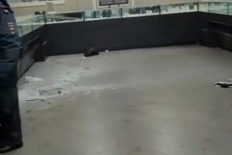 Ограбление в хабаровске. Ограбление в хабаровске. Ограбили банк в хабаровске. Ограбление ювелирного магазина в хабаровске. Грабитель в магазине.