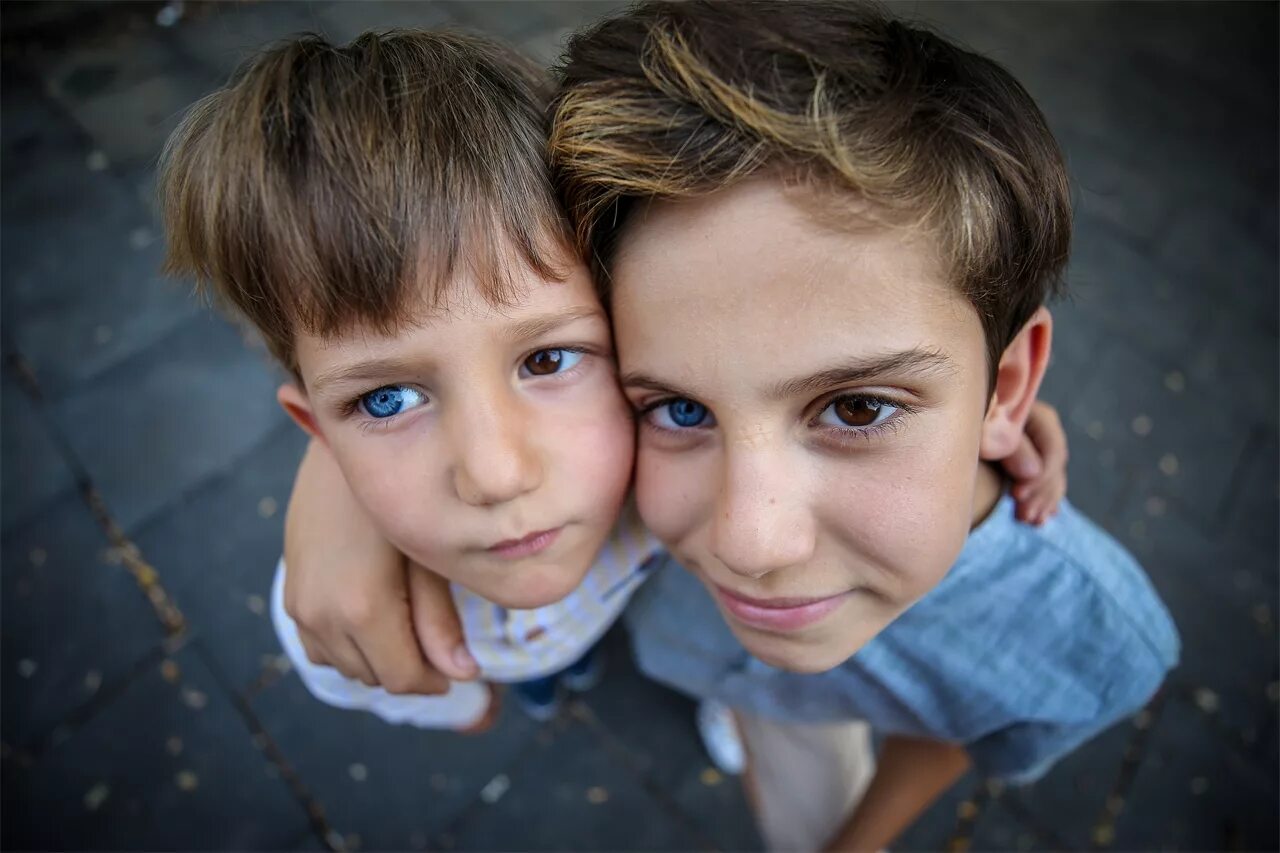 Братья из Турции с гетерохромией. Мальчик с разноцветными глазами. Дети с разноцветными глазами. Дети с разным цветом глаз. Голубоглазые родственники