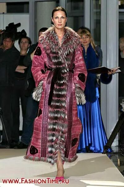 Король мехов. Королевская мантия с горностаем. Меховая одежда средневековья. Горностай мантия короля. Горностай мантия короля.