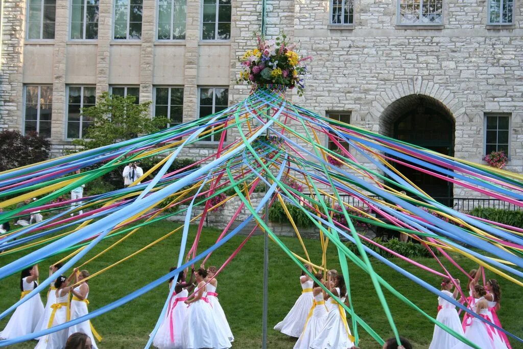 1 июня германия. Майский праздник в Великобритании May Day. Праздник Maypole в Великобритании. Бельтайн Майское дерево. Майское дерево Вальхейм.