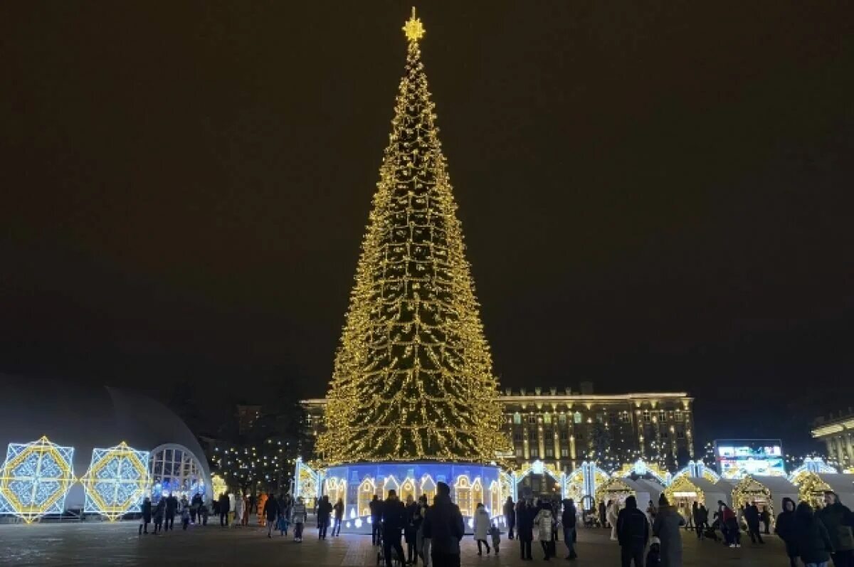 центральная елка кемерово. дворцовая площадь в санкт-петербурге елка 2022. центральная елка в москве. ёлка в кемерово за 18. на площади стоит елка.