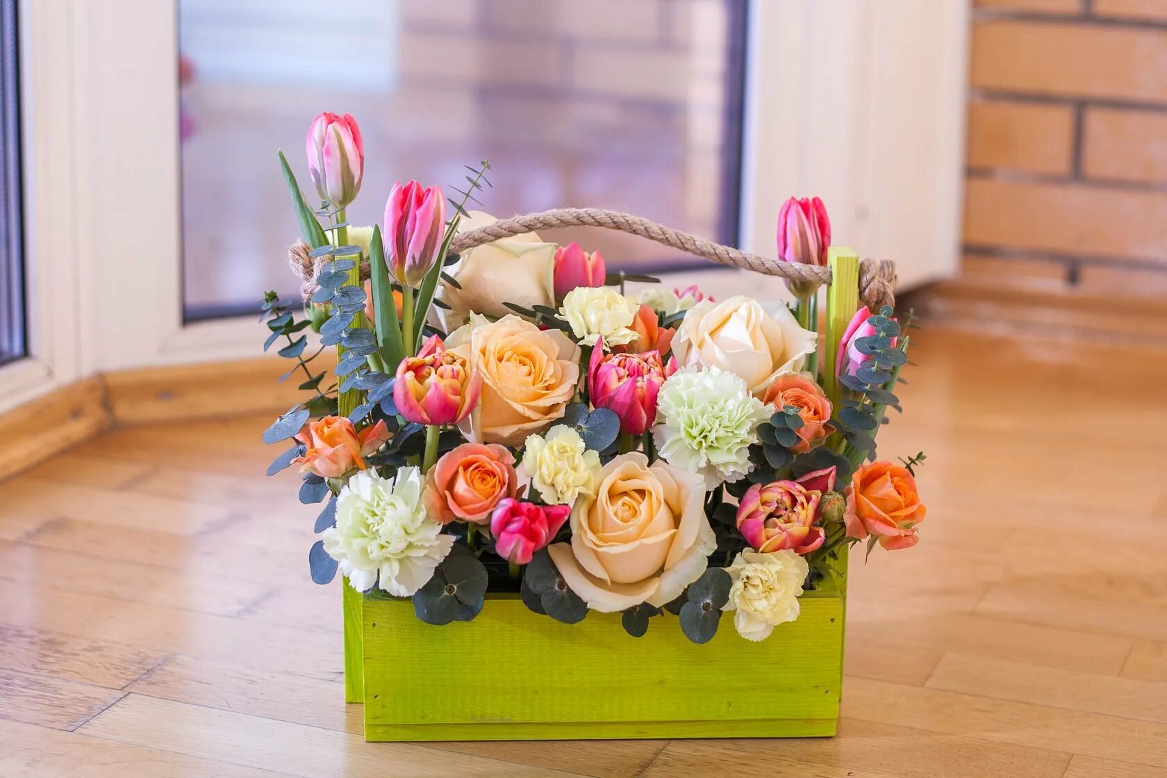Цветочная композиция в ящике. Цветочная композиция в ящике. Композиции в ящике. Композиции в ящике. Ящик с цветами.