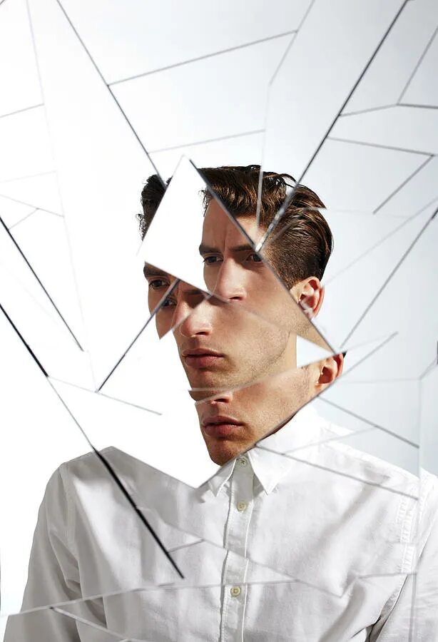 человек в зеркале. лукас самарас зеркальная комната. шар в природе. мужчина смотрится в зеркало. человек отражается.