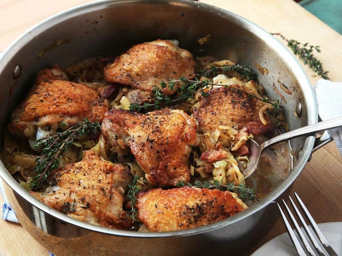 Рецепт курицы потушить. Блюда из курицы. Куриные бёдра на сковороде. Тушеные куриные бедра. Жареная Курочка на сковороде.