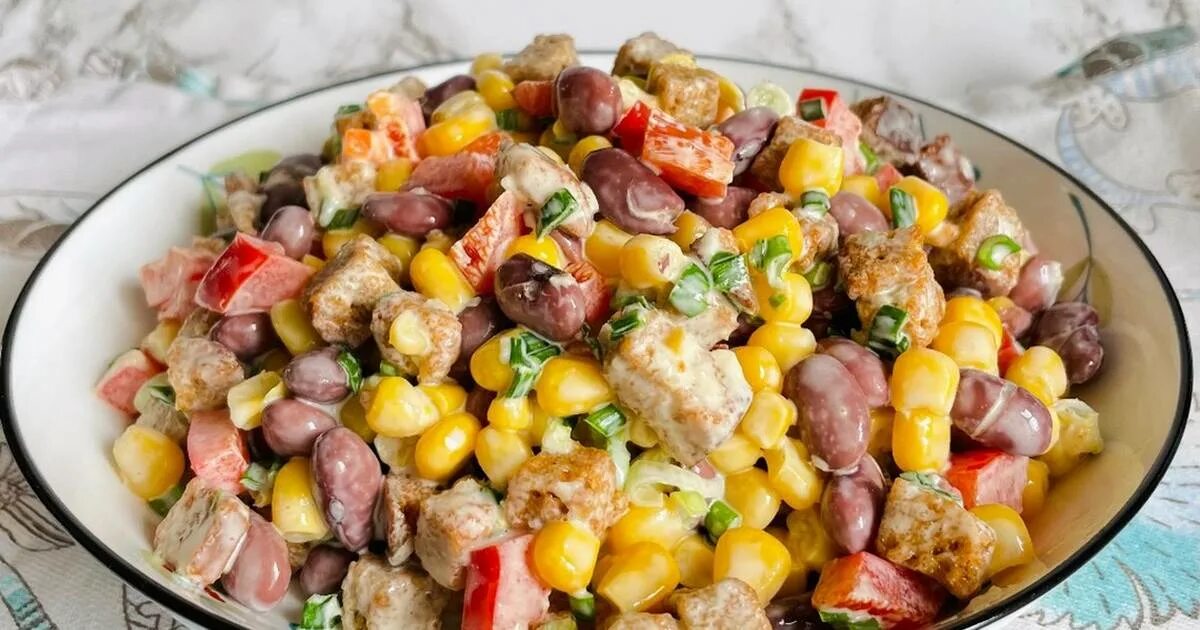 Салат с кириешками и фасол. Какой салат можно сделать с кириешками. Салат с кириешками и колбасой. Какой салат можно сделать с кириешками. Салат кукуруза фасоль кириешки.