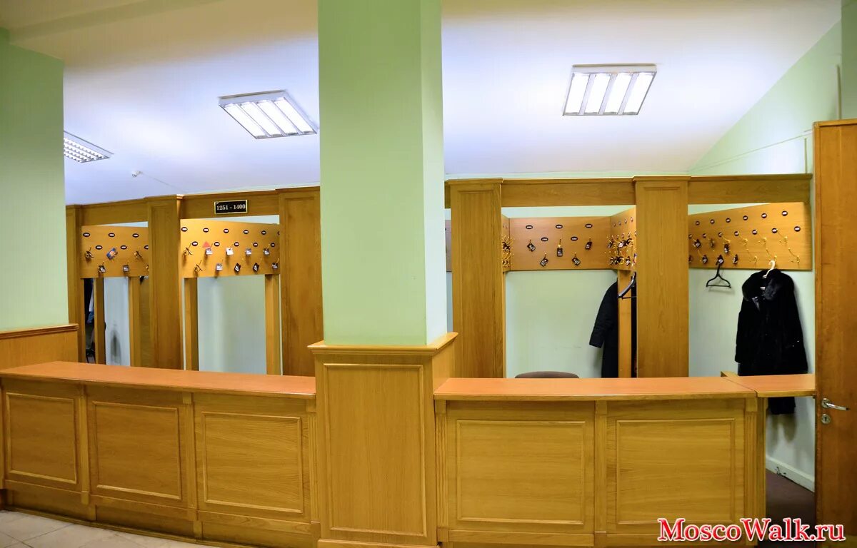 гардероб пушкина. гардеробные в театрах. главный вход в музей квартиру пушкина спб. гардероб пушкина. гардероб пушкина.