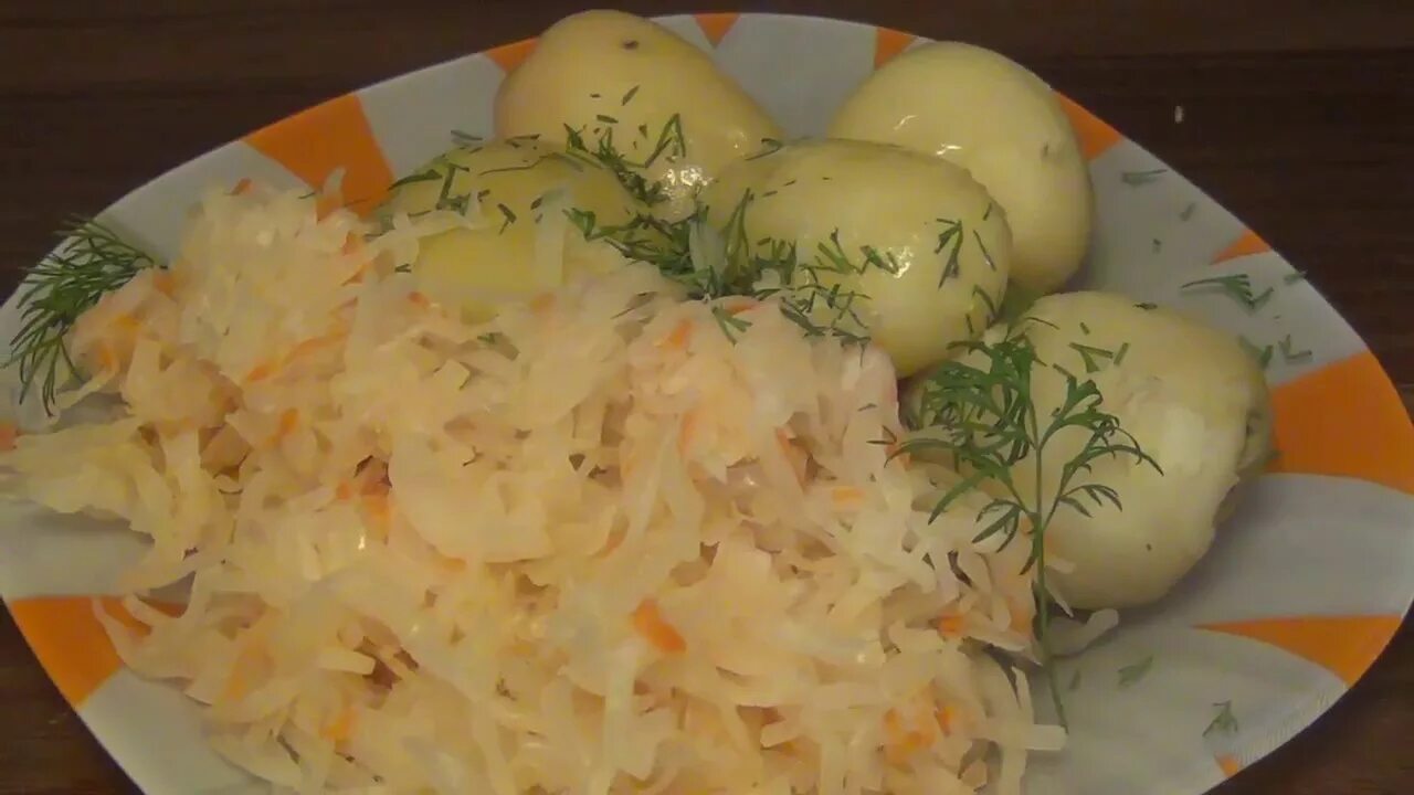 Картошка с квашеной капустой. Капуста квашеная. Отварной картофель с квашеной капустой. Вареный картофель с квашеной капустой. Что вперед капусту или картошку