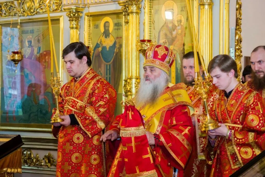 Знаменская церковь новосибирск внутри. Знаменский храм барнаул внутри. Барнаул храм богослужение. Барнаул храм богослужение. Никольская церковь барнаул батюшки.