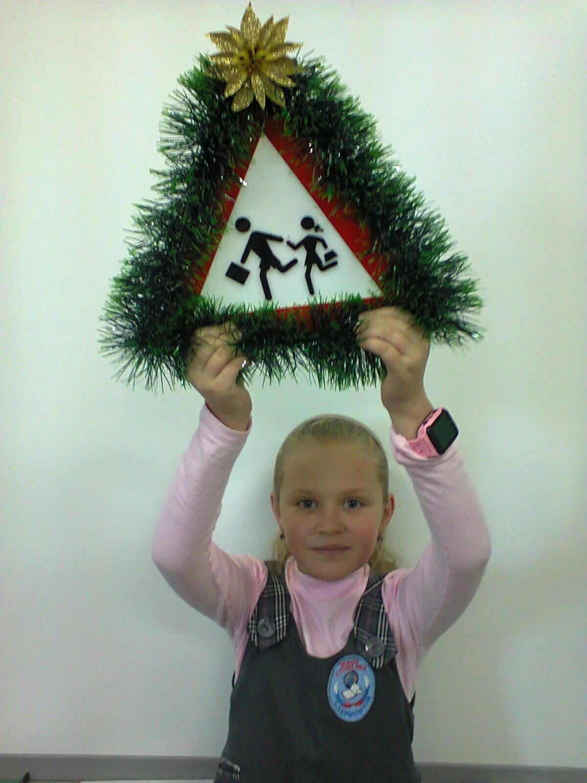 елочная игрушка пдд. новогодняя игрушка с дорожным знаком. елочная игрушка в стиле пдд. безопасная елка по пдд. пдд в новогоднем стиле.